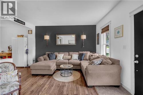 30 Sunset Avenue, Hamilton, ON - Indoor Photo Showing Living Room