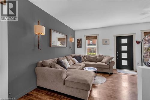 30 Sunset Avenue, Hamilton, ON - Indoor Photo Showing Living Room