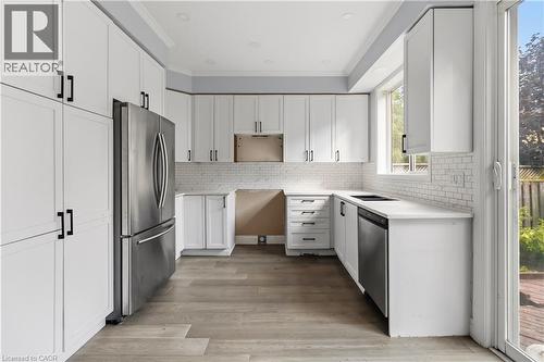930 Lancaster Boulevard, Milton, ON - Indoor Photo Showing Kitchen With Upgraded Kitchen