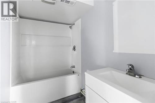 Bathroom - 930 Lancaster Boulevard, Milton, ON - Indoor Photo Showing Bathroom