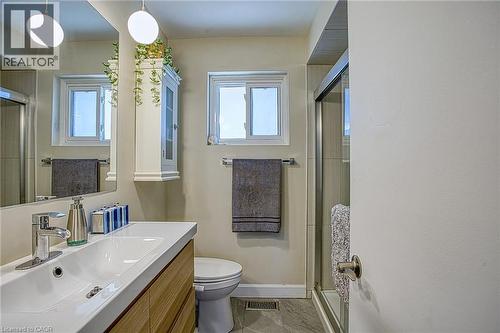 2387 Cyprus Avenue, Burlington, ON - Indoor Photo Showing Bathroom