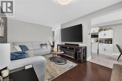 226 Dicenzo Drive, Hamilton, ON - Indoor Photo Showing Living Room