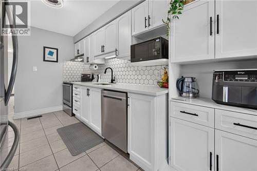 226 Dicenzo Drive, Hamilton, ON - Indoor Photo Showing Kitchen