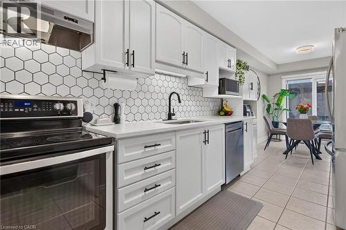 226 Dicenzo Drive, Hamilton, ON - Indoor Photo Showing Kitchen With Upgraded Kitchen