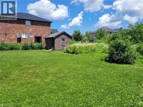Expansive green lawn with a detached shed and mature perimeter foliage - 879 West 5Th Street, Hamilton, ON - Outdoor