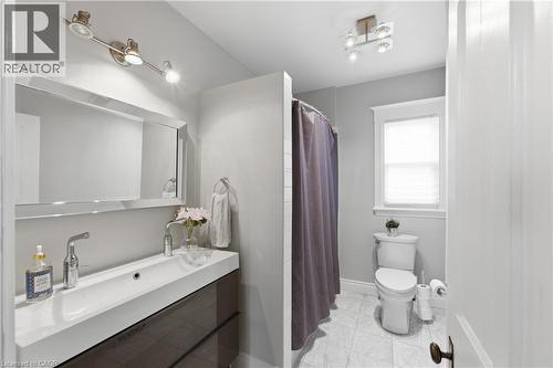 2 Cottage Avenue, Hamilton, ON - Indoor Photo Showing Bathroom