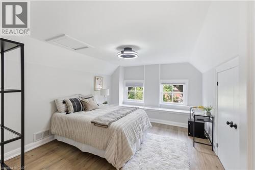 2 Cottage Avenue, Hamilton, ON - Indoor Photo Showing Bedroom