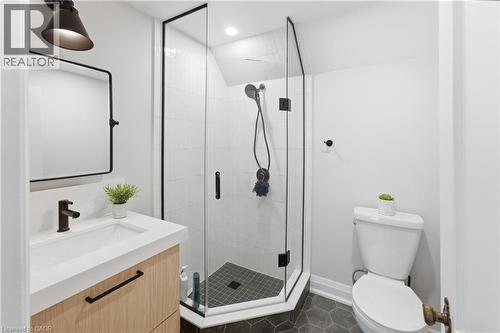 2 Cottage Avenue, Hamilton, ON - Indoor Photo Showing Bathroom