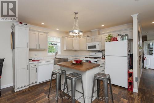 5127 Highway 534, Nipissing, ON - Indoor Photo Showing Kitchen
