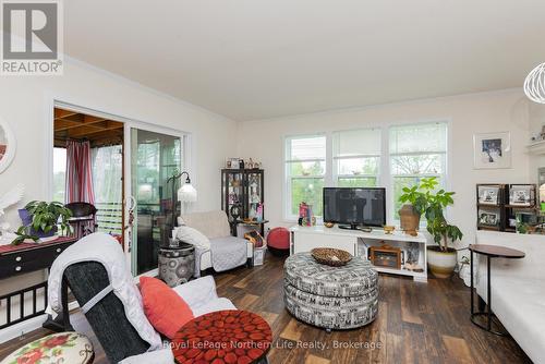 5127 Highway 534, Nipissing, ON - Indoor Photo Showing Living Room