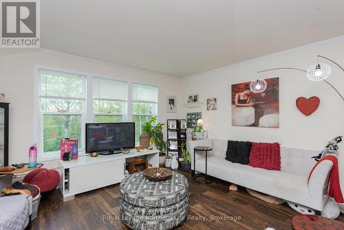 5127 Highway 534, Nipissing, ON - Indoor Photo Showing Living Room