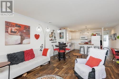 5127 Highway 534, Nipissing, ON - Indoor Photo Showing Living Room