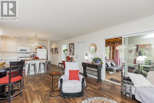 5127 Highway 534, Nipissing, ON - Indoor Photo Showing Living Room