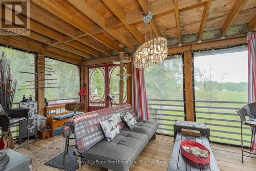 5127 Highway 534, Nipissing, ON - Indoor Photo Showing Living Room