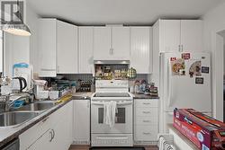 Kitchen space w ample storage space throughout. - 
