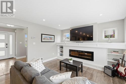 12 Glenwood Street, St. Thomas, ON - Indoor Photo Showing Living Room With Fireplace