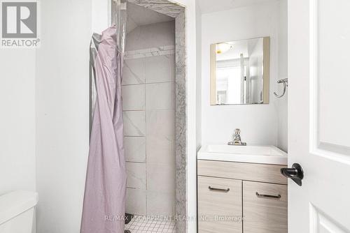 418 Fairfield Avenue, Hamilton, ON - Indoor Photo Showing Bathroom