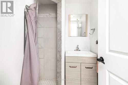 418 Fairfield Avenue, Hamilton, ON - Indoor Photo Showing Bathroom
