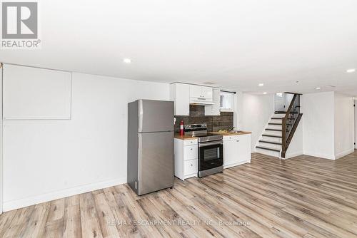 418 Fairfield Avenue, Hamilton, ON - Indoor Photo Showing Kitchen