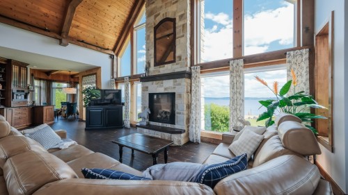 Salon - 12 58E Avenue, Mandeville, QC - Indoor Photo Showing Living Room With Fireplace