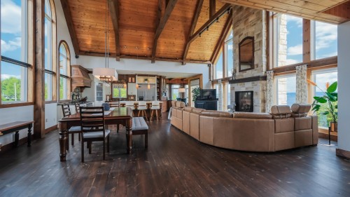 Salon - 12 58E Avenue, Mandeville, QC - Indoor Photo Showing Living Room With Fireplace