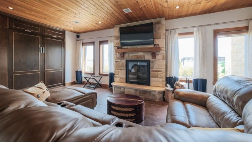 Salle familiale - 12 58E Avenue, Mandeville, QC - Indoor Photo Showing Living Room With Fireplace
