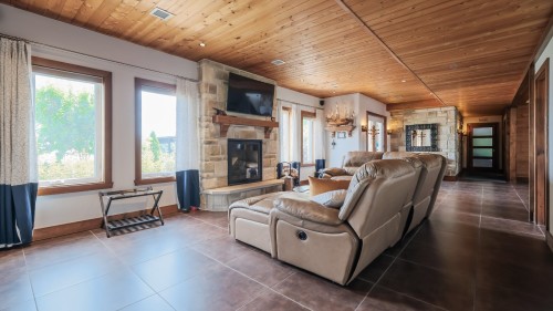 Salle familiale - 12 58E Avenue, Mandeville, QC - Indoor Photo Showing Living Room With Fireplace