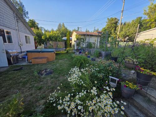 303 1St Avenue, Nakusp, BC - Outdoor With Backyard