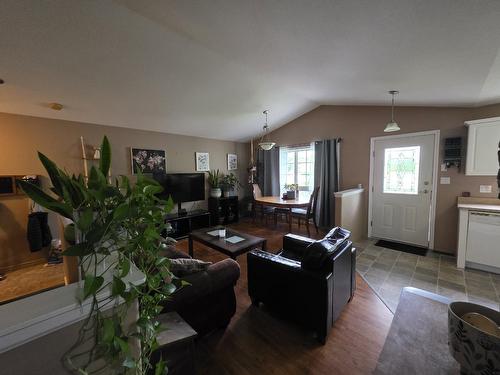 303 1St Avenue, Nakusp, BC - Indoor Photo Showing Living Room
