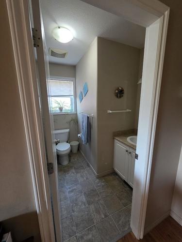 303 1St Avenue, Nakusp, BC - Indoor Photo Showing Bathroom