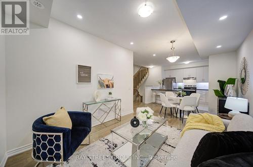 7 Schmidt Lane, Markham, ON - Indoor Photo Showing Living Room