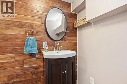 Accent wall featuring horizontal wood-finish planks - 25 Saveryn Road, Hamilton, ON - Indoor Photo Showing Bathroom