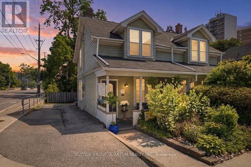137 CHISHOLM STREET  Oakville, ON L6K 3J1