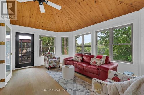 1319 Wolf Circle, Algonquin Highlands, ON - Indoor Photo Showing Living Room