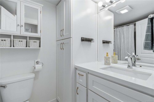 #220-3225 Eldon Pl, Saanich, BC - Indoor Photo Showing Bathroom
