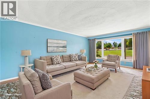 1418 Queens Boulevard, Kitchener, ON - Indoor Photo Showing Living Room