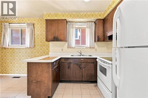 1418 Queens Boulevard, Kitchener, ON - Indoor Photo Showing Kitchen With Double Sink