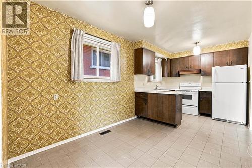 1418 Queens Boulevard, Kitchener, ON - Indoor Photo Showing Kitchen