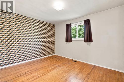 1418 Queens Boulevard, Kitchener, ON - Indoor Photo Showing Bedroom