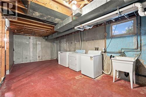 1418 Queens Boulevard, Kitchener, ON - Indoor Photo Showing Laundry Room