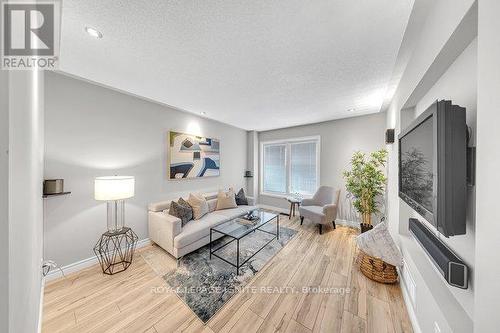 1003 Maury Crescent, Pickering, ON - Indoor Photo Showing Living Room