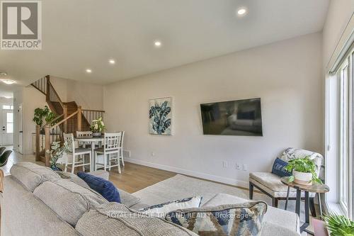 6682 Hayward Drive, London South (South V), ON - Indoor Photo Showing Living Room