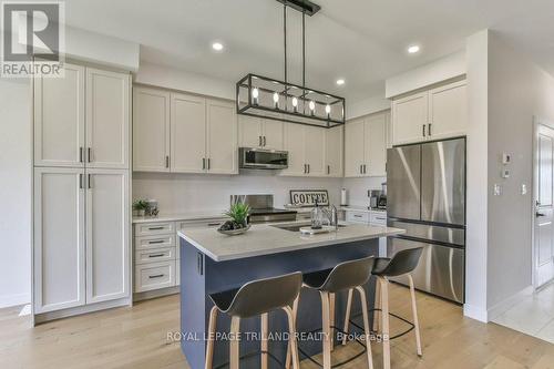 6682 Hayward Drive, London South (South V), ON - Indoor Photo Showing Kitchen With Stainless Steel Kitchen With Upgraded Kitchen