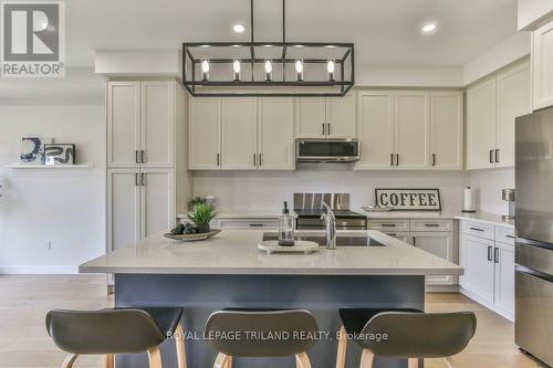 6682 Hayward Drive, London South (South V), ON - Indoor Photo Showing Kitchen With Upgraded Kitchen