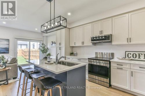 6682 Hayward Drive, London South (South V), ON - Indoor Photo Showing Kitchen With Upgraded Kitchen