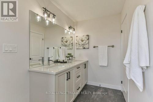 6682 Hayward Drive, London South (South V), ON - Indoor Photo Showing Bathroom