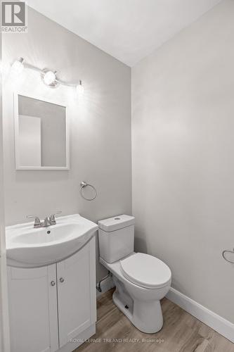 1767 Aldersbrook Road, London North (North F), ON - Indoor Photo Showing Bathroom