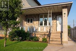 8 ROBINS AVENUE Hamilton (Crown Point), ON L8H 4M7