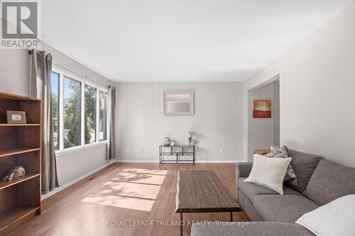 1769 Aldersbrook Road, London North (North F), ON - Indoor Photo Showing Living Room