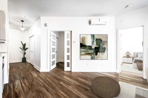 Salon - 207-7085 Rue De Lunan, Brossard, QC - Indoor